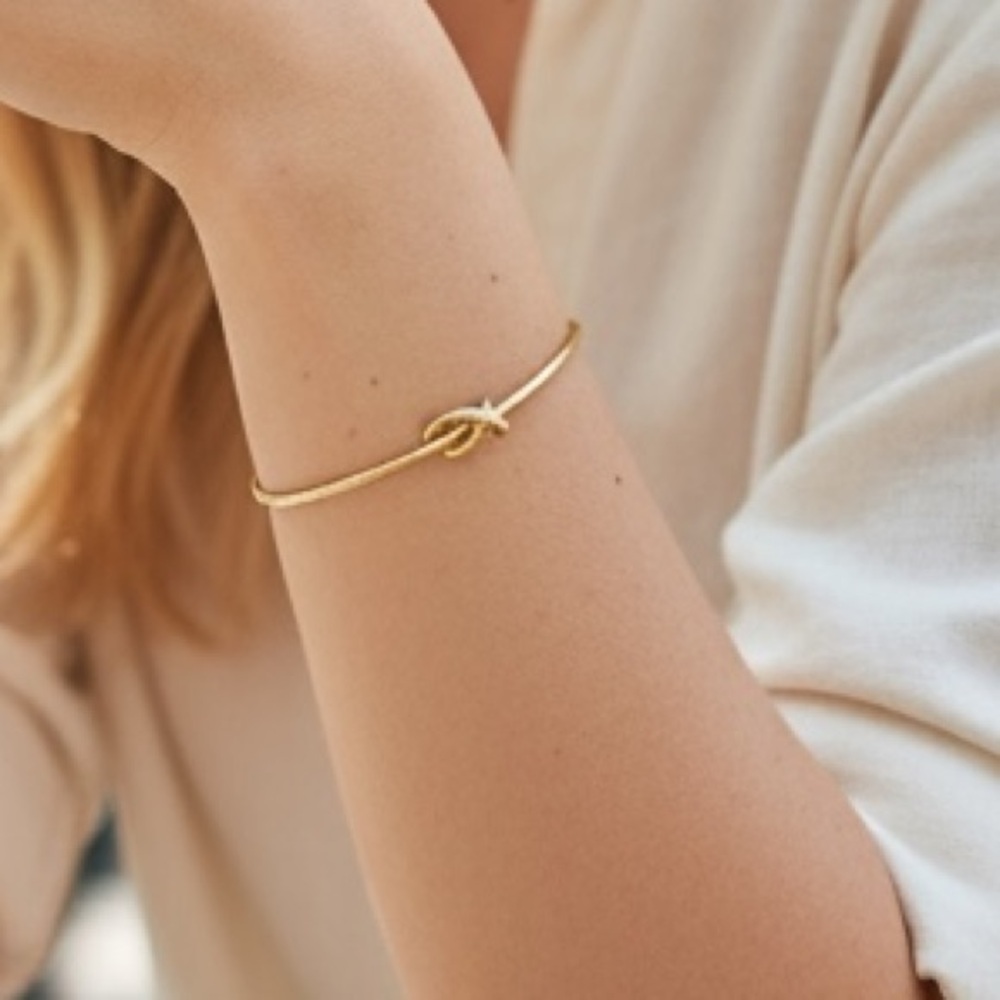 Elegant Gold Knot Bracelet